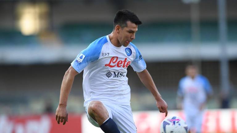 El mexicano Hirving Lozano y el Nápoles se vieron imponentes ante el Hellas Verona.