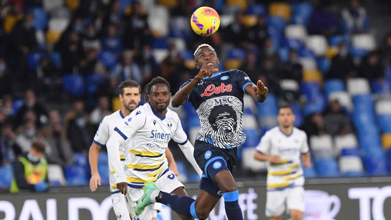 Napoli y Verona igualan.