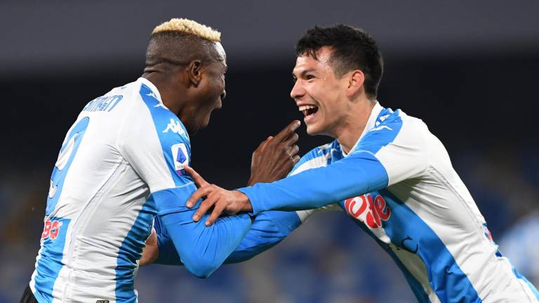 Hirving ‘Chucky’ Lozano (der.) celebra con Victor Oshimhen.