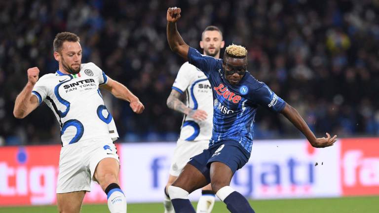 Napoli e Inter de Milán igualan a un gol.