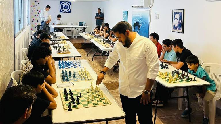 El Maestro Candidato Hiram de Jesús Velarde Ramírez tuvo un grato desafío ante los jóvenes y niños que participaron en la Simultánea de Ajedrez “Día del Estudiante”, que organizó la Secretaría de Acción Juvenil del PAN.