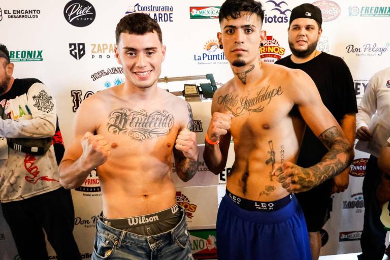 Pugilistas de Zapari baten a la báscula en el previo de la función ¡Viva México!