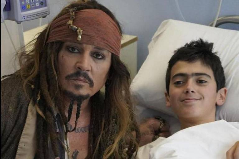 Visita Johnny Depp hospital de España vestido de ‘Jack Sparrow’
