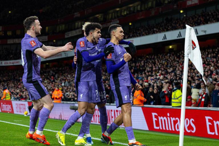 El Liverpool agranda el bache del Arsenal al eliminarlos
