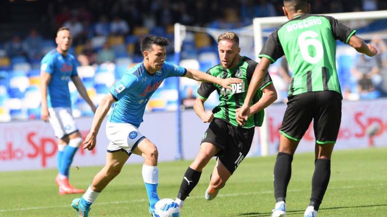 Hirving “Chucky” Lozano marcó el tercer gol de los napolitanos.