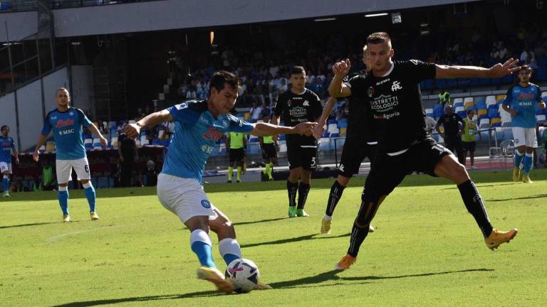 Hirving ‘Chucky’ Lozano da asistencia para el Napoli.