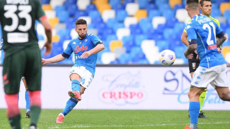 El Nápoles logró una victoria que lo mantiene cerca de los primeros lugares en la Serie A italiana.