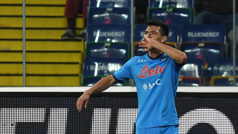 Hirving “Chucky” Lozano colaboró con un gol en el triunfo por goleada del Nápoles.