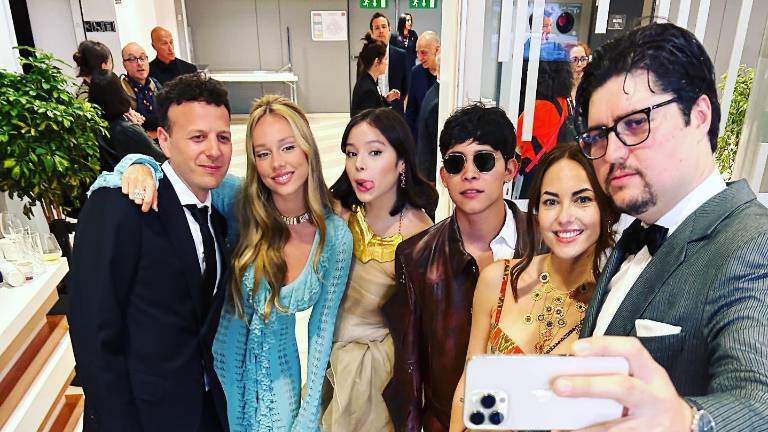 Amat Escalante con parte del elenco en Cannes.
