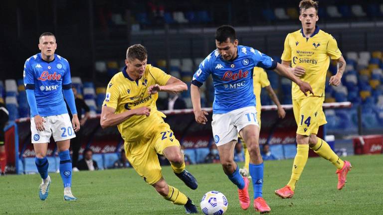 Hirving Lozano salió de cambio en el duelo que el Nápoles empató con Hellas Verona.