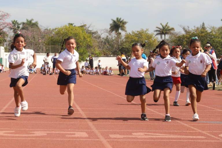 Estudiantes de preescolar viven mañana deportiva y de fiesta en la Unidad Deportiva Benito Juárez