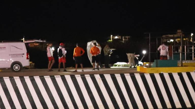 El cuerpo del turista fue trasladado al muelle de inspección federal de La Puntilla.