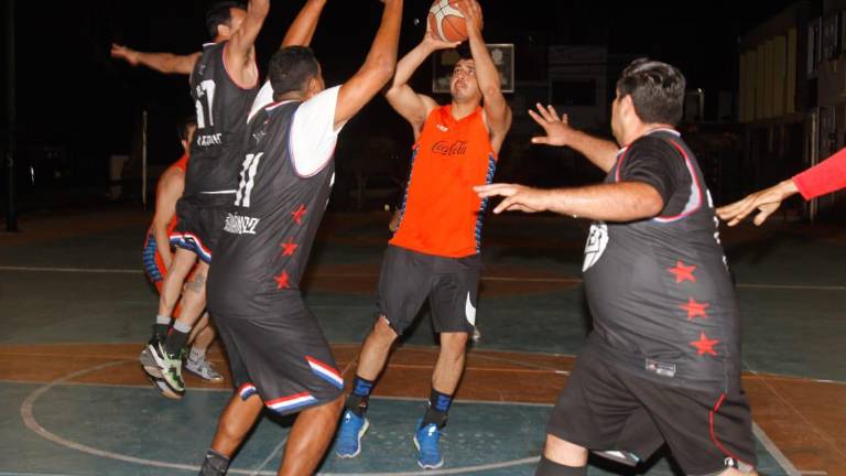Intensos encuentros se registran en la Empresarial de baloncesto.