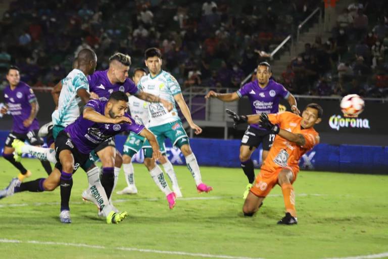 Mazatlán FC viene de atrás para vencer al León