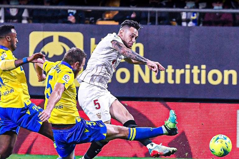 Lucas Ocampos y el Sevilla aprietan LaLiga