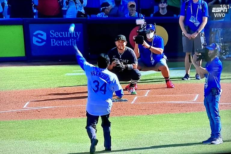 Fernando Valenzuela lanza la primera bola en el Juego de Estrellas (VIDEO)