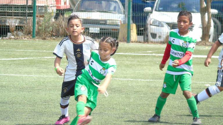 Academia Santos Mazatlán va viento en popa.