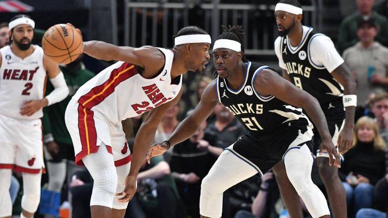 Jimmy Butler tuvo 30 puntos para el Heat, que se pone arriba en su serie ante los Bucks.