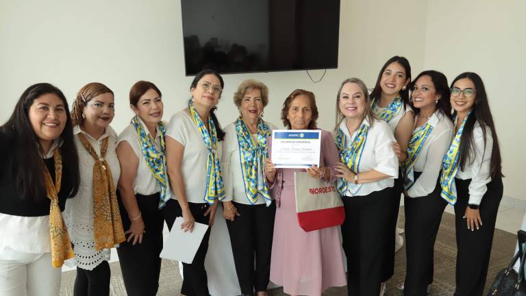 Matilde Terrones Ramírez recibe su diploma de manos de la coordinadora Guillermina García y las animadoras de Noroeste, por haber culminado el segundo año del Curso Supérate.