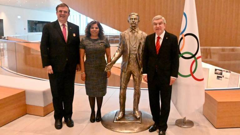 Marcelo Ebrard y Mary José Alcalá junto a Thomas Bach.