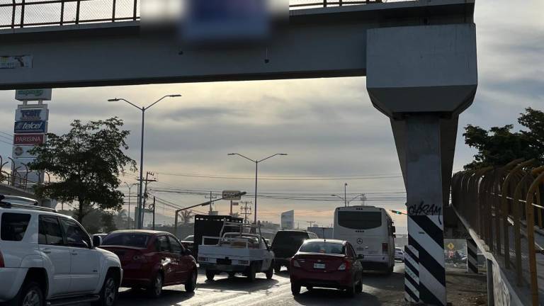 Manta colgada en un puente peatonal en Mazatlán este lunes.