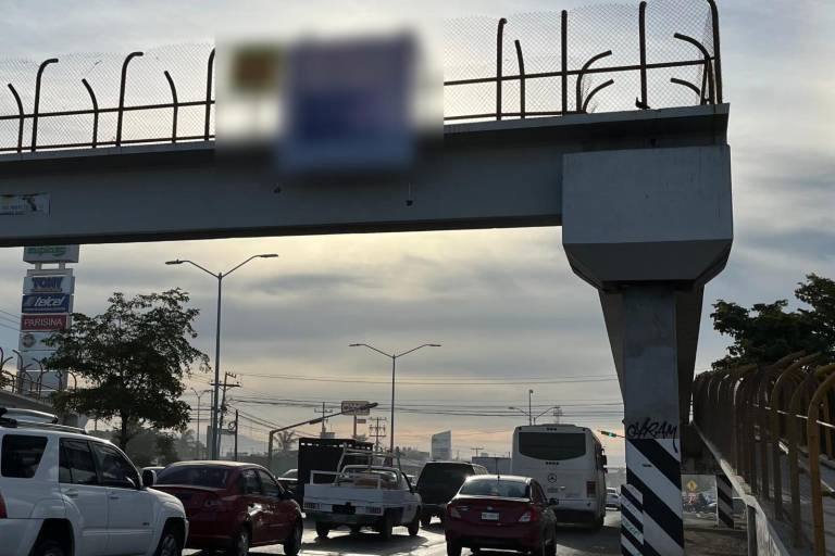 Colocan nuevamente una manta en puente peatonal del Libramiento Colosio, en Mazatlán