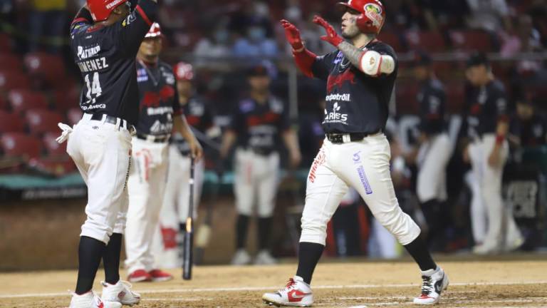 Ricky Álvarez es felicitado por su jonrón.
