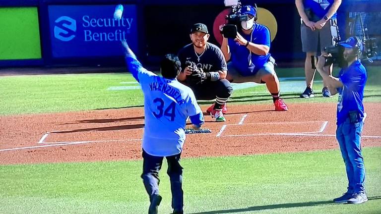 Fernando Valenzuela en el lanzamiento de la primera bola.
