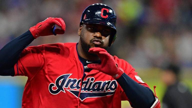 Franmil Reyes disparó par de jonrones por los Indios, uno de ellos cayó fuera del estadio.