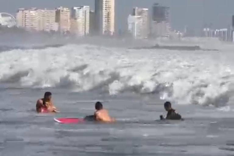 Infante de Marina se desarma, ingresa a la playa y rescata a un turista, en Playa Brujas de Mazatlán