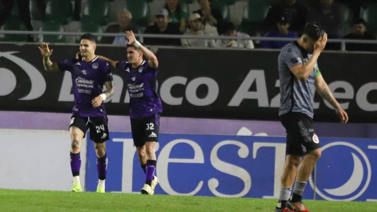 Luis Amarilla marca el primer gol del encuentro.