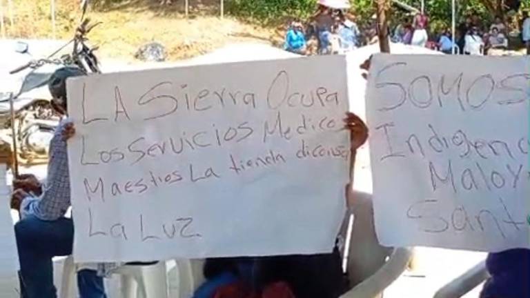 Con pancartas en mano, habitantes de la sierra de Rosario bloquean la carretera estatal hacia Santa María para exigir servicios básicos y atención urgente.