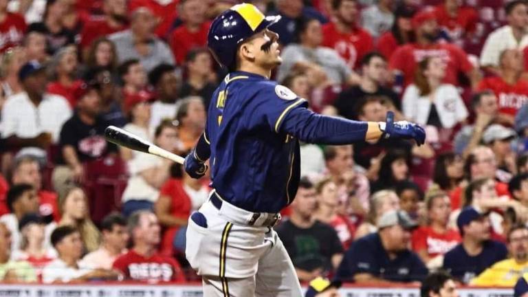 Luis Urías anotó en par de ocasiones por los Cerveceros de Milwaukee.