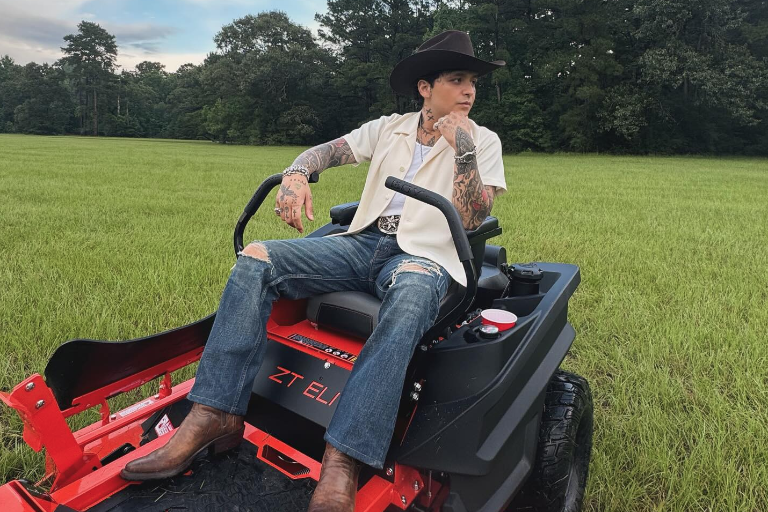 ‘Mija, traes puro sueño,’ señala Christian Nodal en su nuevo tema ‘La que se fue se fue’