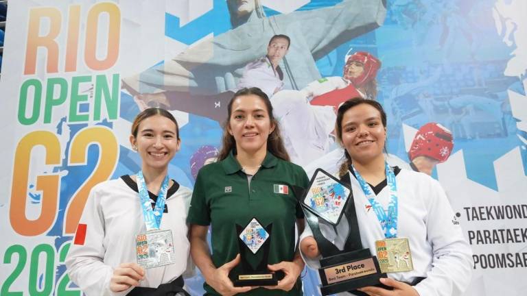 Suisei Koyama y Fernanda Vargas lucen sus medallas del Open Río 2025, al lado de María Espinoza, reconocida como mejor entrenadora femenil.