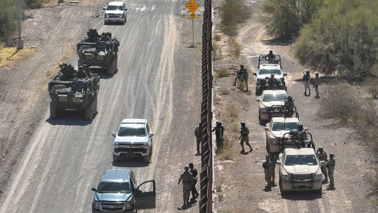 Tanques recorriendo el lado estadounidense de la frontera, mientras camionetas de la Guardia Nacional (GN) hacen lo mismo, del lado de México.