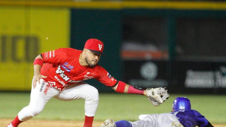 Ornelas consuma robo de base ante la estirada de Ramón Ríos.