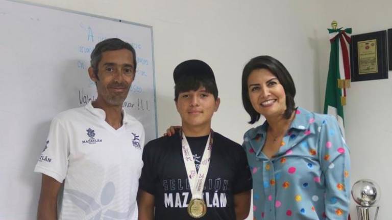 Joel Coronado (centro) agradeció al Imdem el apoyo otorgado.