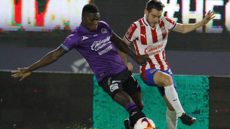 José Ortiz, del Mazatlán FC, y el sinaloense Jesús Angulo, de Chivas, disputan el balón.