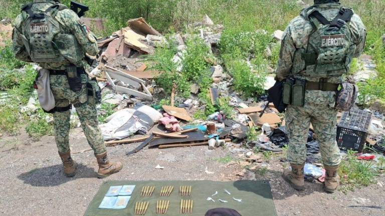 Los efectivos localizaron una mochila abandonada que contenía 30 cartuchos calibre .50, 19 cigarros de mariguana y cinco dosis de cristal.