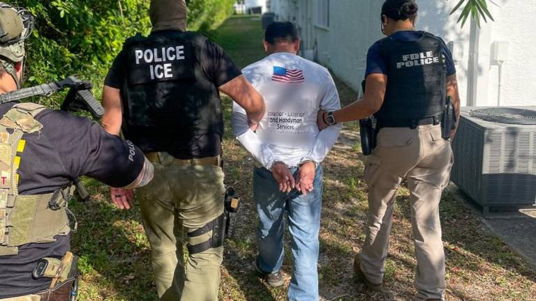 Detención de un migrante en Estados Unidos tras la política implementada por Donald Trump.