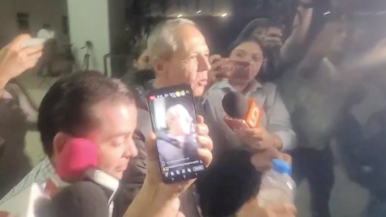 Gerardo Vargas Landeros salió de su audiencia inicial en Culiacán, donde la FGE lo acusó de abuso de autoridad.