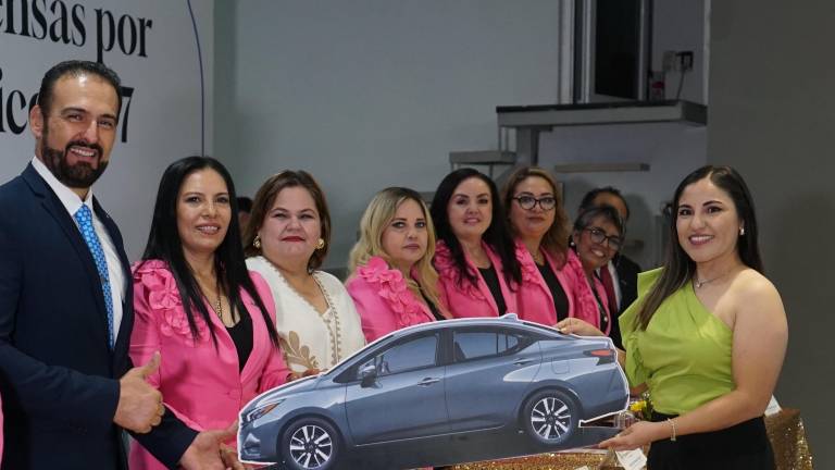 Personalidades del sector público e integrantes del Comité Técnico formaron parte del presídium y hacen entrega simbólica a socia beneficiada.