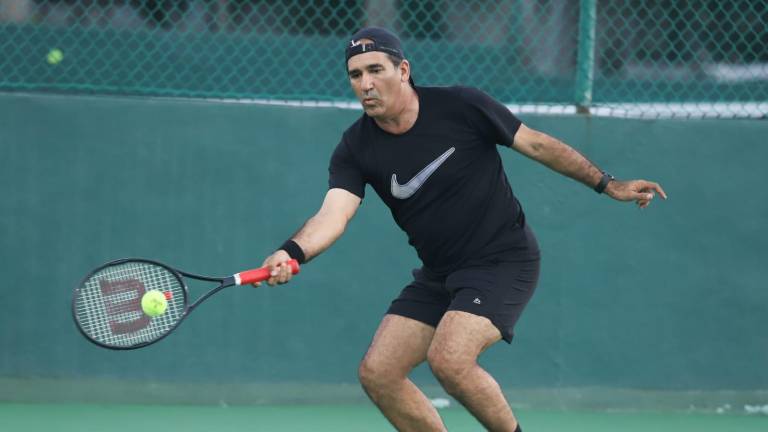 Jorge Aviña saca su primer partido del torneo.
