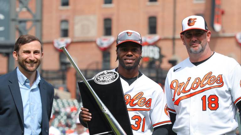 Cedric Mullins recibió su bate de plata previo al encuentro de los Orioles y los Cerveceros.
