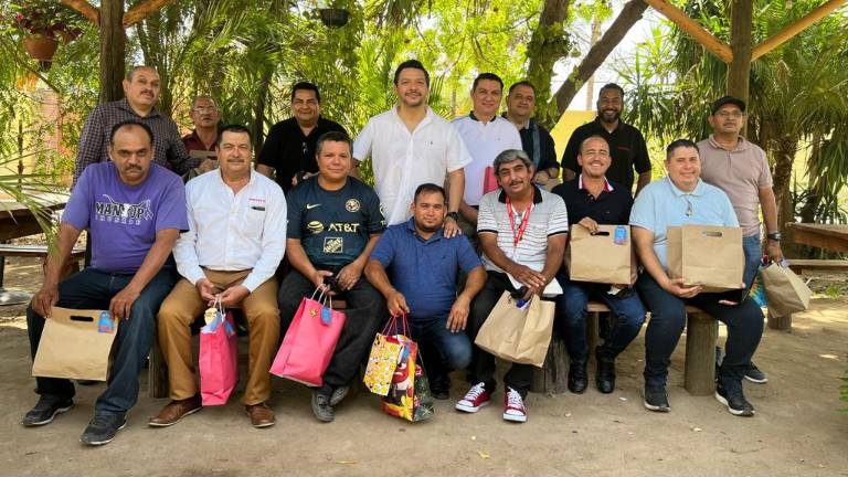 Los papás de Grupo Editorial Datemex se reunieron para celebrar su día.