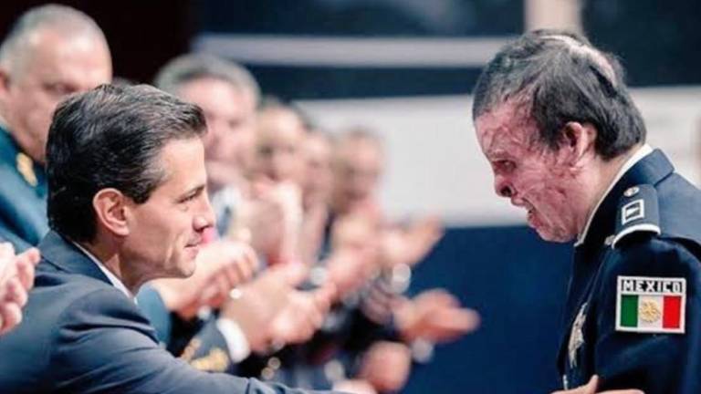El entonces Presidente de México Enrique Peña Nieto entrega un reconocimiento al agente de la Policía Federal, Iván Morales Corrales.