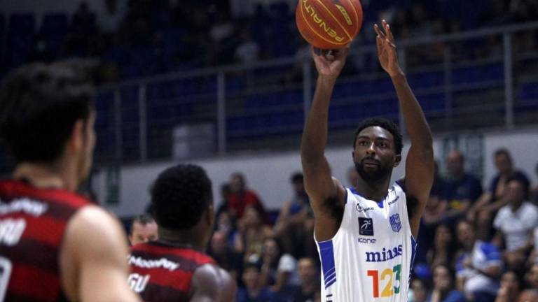 Isaac Hamilton se desempeña como base y escolta.