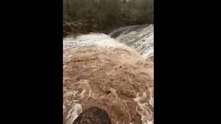 En Badiraguato las lluvias provocaron que creciera el arroyo que desciende desde San Javier, lo que provocó que Protección Civil Sinaloa emitiera una alerta.