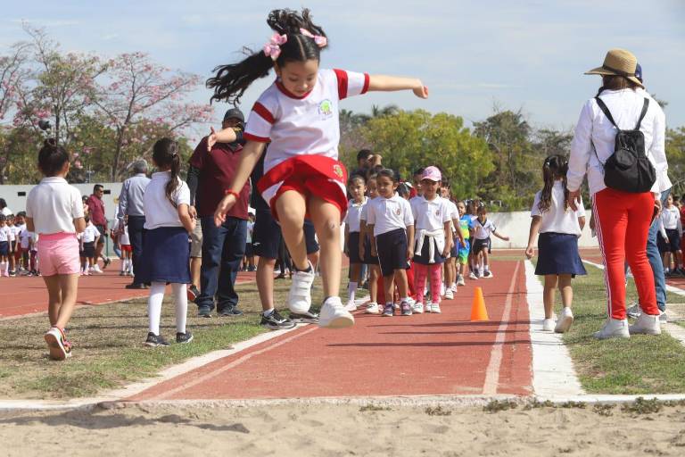 Estudiantes de preescolar viven mañana deportiva y de fiesta en la Unidad Deportiva Benito Juárez